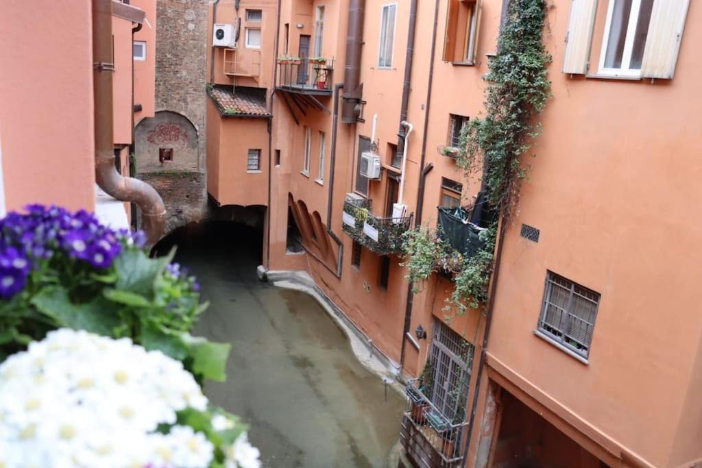 Little Apartment Over The Canal Bologna Eksteriør billede